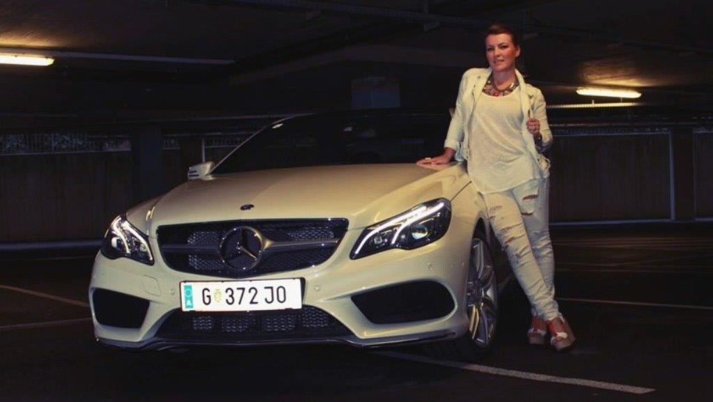 Dajana Eder (gf) impulsee.at testet das neue Mercedes E Coupé vom Autohaus Wittwar (Pappas) für die Fête Blanche Graz