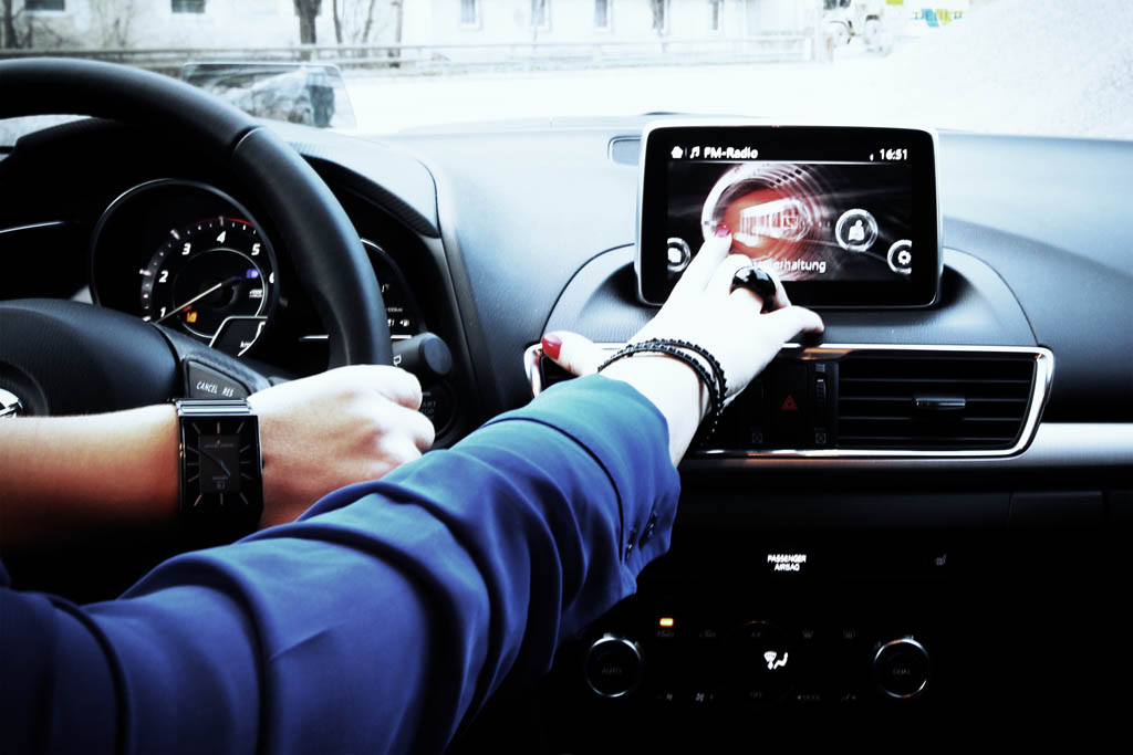 Mazda 3 Dynamic Interieur, Bedienelemente am Lenkrad, Chrom & 7" Touchdisplay