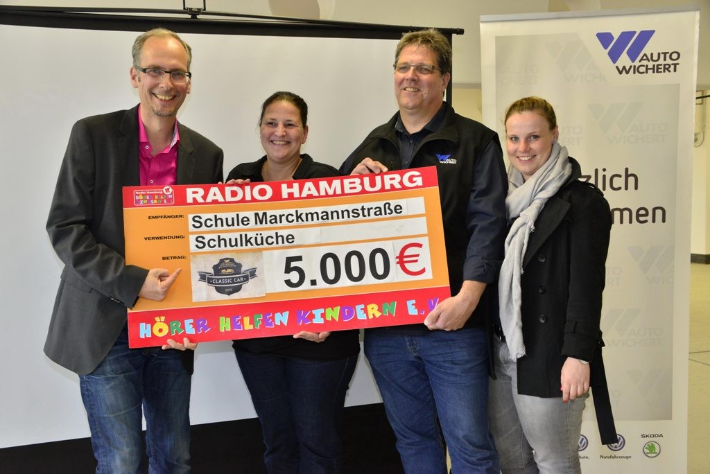 Radio Hamburg Moderator John Ment mit Wiebke Gunkel (Schule Marckmannstrasse), Norbert Gerlach und Lena Müthel (Auto Wichert) bei der Scheckübergabe